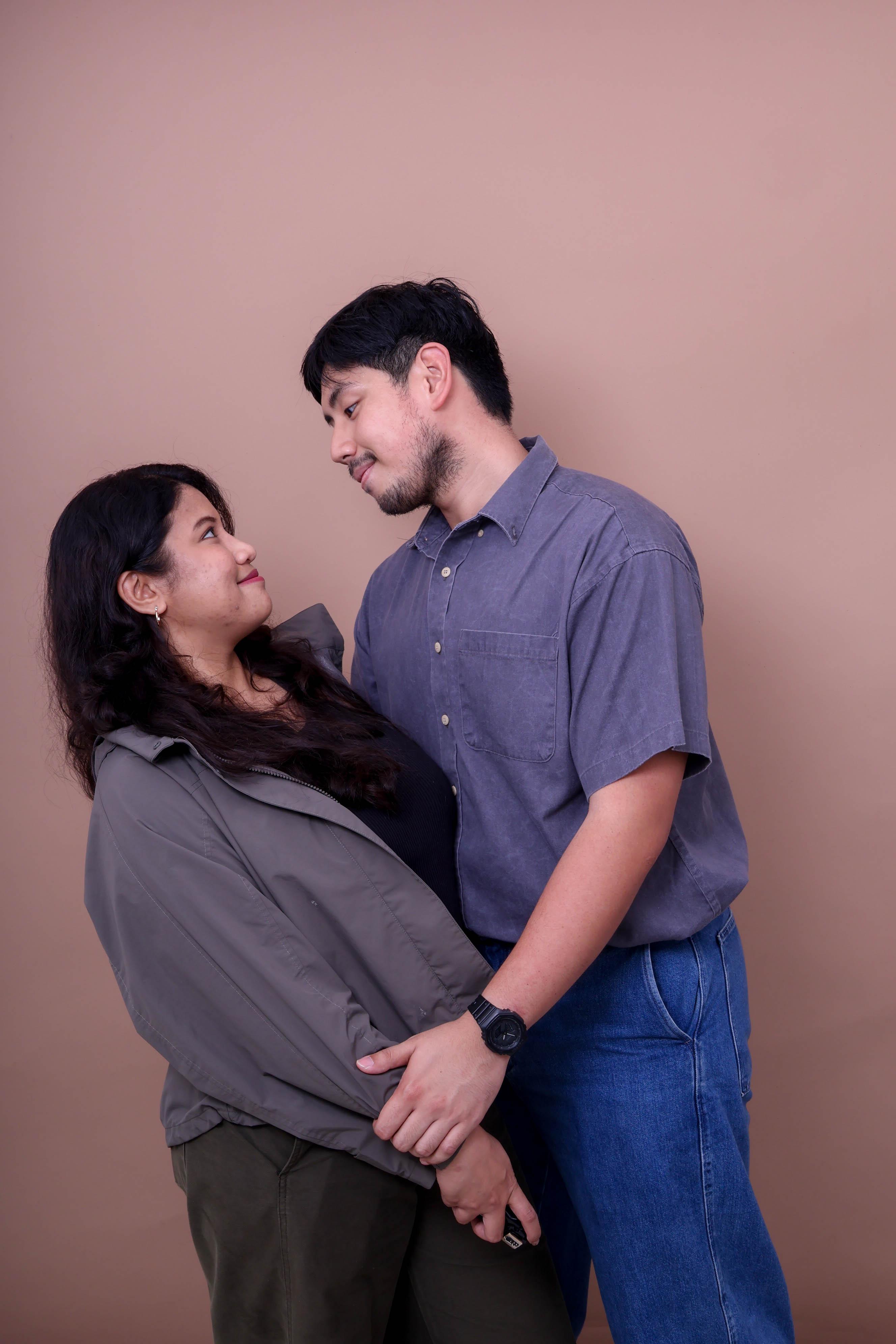 A quiet look between the couple